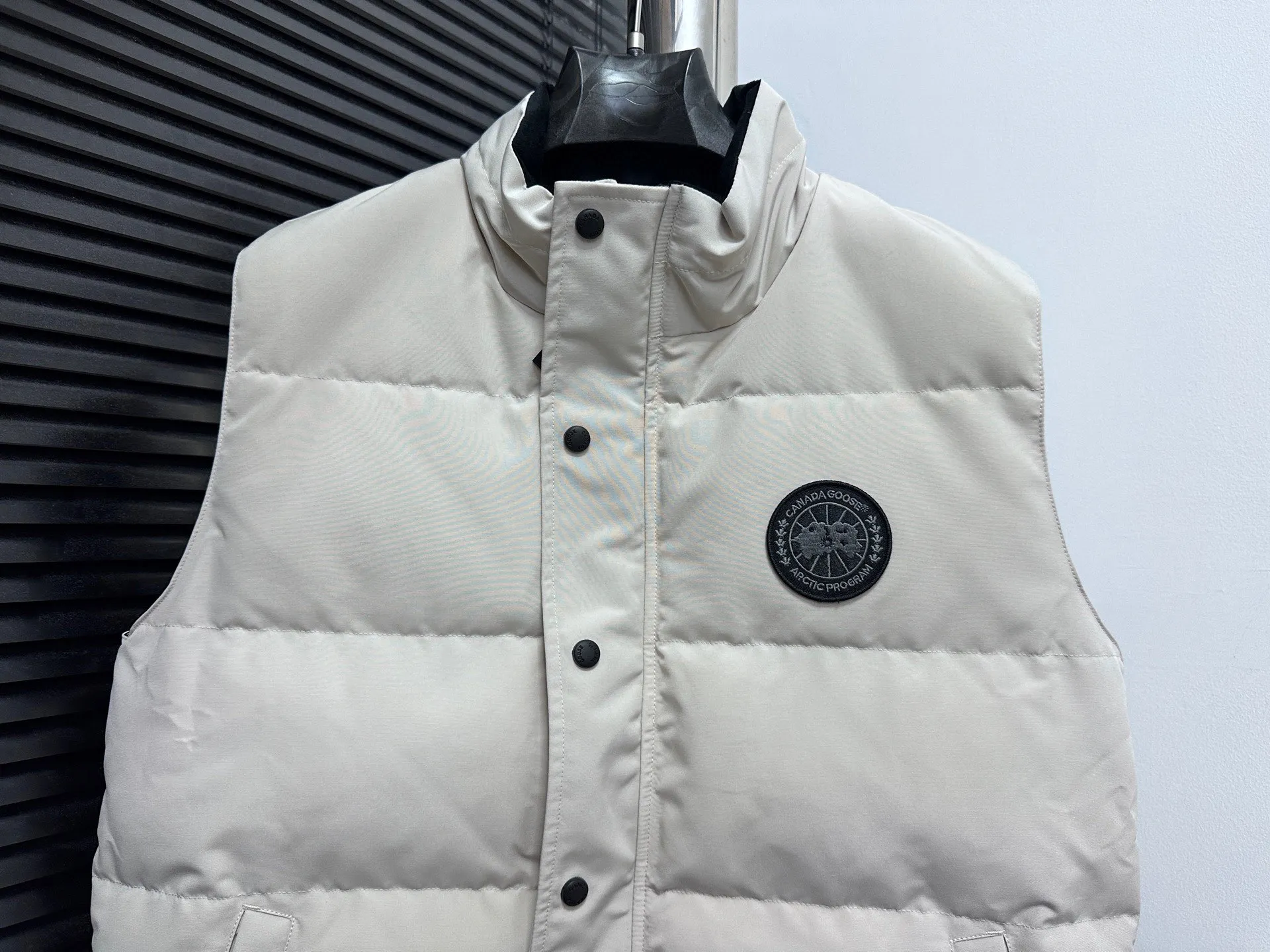P360 [Canada Goose] Canada Goose black label #Freestyle Crew 4151mb men’s and women’s vest down ➖ Imported Behringer embroidery machine with customized 10,000-needle embroidery label! ➖ Imported 21-count polyester-cotton blended original fabric, using Feather-Light 10D waterproof coating fabric, made of 84.5% polyester fiber and 15.5% cotton, 100% the best feel in the entire network! ➖ The genuine official website uses the national standard 80 white duck down, and will never be misled by false claims such as 90 down or goose down! ➖ 100% nylon nylon lining with double double-layer sealing design to prevent velvet from running away. Top-grade polar fleece is used in the collar and pockets to keep warm and comfortable! ➖ Yoshida YKK provides original custom-made electroplated sliders. YKK two-way lockable zippers are tight and smooth and will not peel off paint! ➖ 3M composite original Velcro is durable, and all accessories and hardware are disassembled and customized! ⛔No slander, no exaggeration, no need for too much copywriting, because it is focused, it is professional!  SIZE: XS S M L XL XXL
